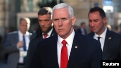 美国副总统彭斯在德国举行的慕尼黑安全会议期间走出酒店。(2019年2月16日)