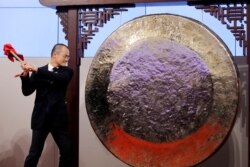 资料照:美团首席执行长王兴在香港交易所为美团上市敲钟。(2018年9月20日)