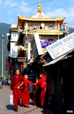 印度麦克里欧甘吉的主街。(美国之音朱诺拍摄,2016年11月5日)