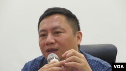 中国六四民运领袖王丹在新书发表会上讲话(美国之音张永泰拍摄)