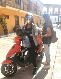 “飞扬”用这部小摩托载着一家四口从墨西哥南部北上向美国进发 (照片本人提供)