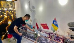 支联会秘书蔡耀昌在六四纪念馆今年新设立的小场区,献花悼念六四死难者。 (美国之音 汤惠芸拍摄)