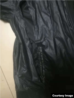 北京大学历史学系2015级本科生于天夫的被黑衣人撕坏的上衣(于天夫分享网络图片)