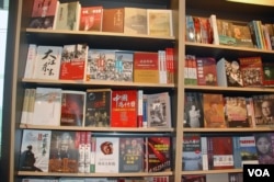 香港机场书店里的中国政治历史书,其中有不少在中国大陆是禁书