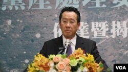 不当党产处理委员会主委顾立雄在揭牌仪式上致辞。(美国之音林枫拍摄)