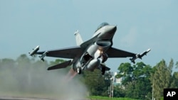 资料照片:台湾的汉光军事演习里,美国制造的F-16战斗机从公路上起飞(2015年12月16日)