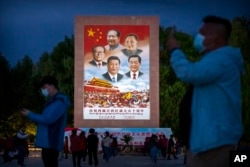 资料照:西藏拉萨公路旁展示的中国领导人图像。(2015年9月17日)