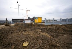 塞尔维亚兹雷尼亚宁一家中国汽车轮胎工厂的施工现场。(2021年11月18日)