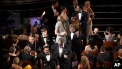 奥斯卡奖颁奖典礼上,电影《水形物语》主创人员上台领奖(2018年3月4日)