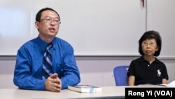 余杰(左)和視覺藝術家協會會長劉雅雅