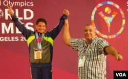 叙利亚男孩斯玛卡获得轮滑金牌(美国之音国符拍摄)