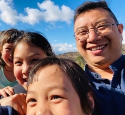 邱孝斌说,来到美国后,他的女儿们可以免受洗脑自由成长