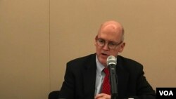 美国企业研究所战略研究员施米特2019年10月23日参加全球台湾研究中心应对中国锐实力座谈会(美国之音锺辰芳拍摄)