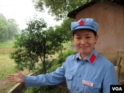 在井岗山身穿红军服的讲解员(2010年,美国之音张楠拍摄)