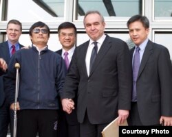 2012年5月,陈光诚在离开美国驻华大使馆前,同美国大使骆家辉、美国助理国务卿坎贝尔、副助理国务卿梅健华(右)等合影(美国驻北京大使馆新闻办公室)