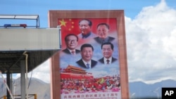 资料照片:拉萨公路旁展示历届中共领袖毛泽东、邓小平、江泽民、胡锦涛和习近平的画像。(2015年9月17日)