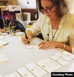 白宫工作人员核定国宴的宾客名单(照片来源:第一夫人推特)