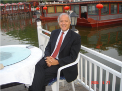 美中关系全国委员会会长欧伦斯2004年在北京后海 (欧伦斯提供)