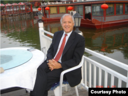 美中关系全国委员会会长欧伦斯2004年在北京后海 (欧伦斯提供)