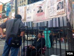 康奈尔大学医学院的IT工作人员王玉明每天在下班回家路上都会前来探望“狱中”的王军涛。(美国之音记者方方拍摄)