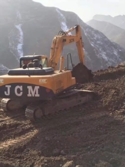 位于甘肃省天水市武山县的“武山甘肃华夏春秋(天水.铁笼山)文化旅游影视基地”施工项目,工人开凿人工湖并埋设管线。(照片提供:何林)