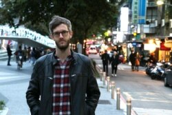 曾遭中国拒发签证的瑞典记者悠野(Jojje Olsson)自2016年开始从台湾报导中国。(美国之音记者李玟仪摄)