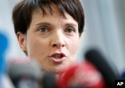 2016年2月22日德国选项党领导人佩特里对媒体讲话