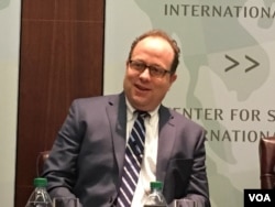 美国企业研究所东亚安全研究项目主任,在小布什任内担任前美国国防部中国、台湾及蒙古事务部门主任的卜大年(Dan Blumenthal) 在华盛顿智库战略与国际研究中心针对川普主政后台海安全态势的研讨会中 (2017年1月17日,美国之音钟辰芳拍摄)