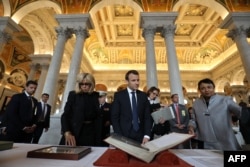 法国总统马克龙在对美国国会两院联席会议发表演说之前参观美国国会图书馆(2018年4月25日)。