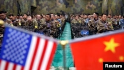 资料照:美国陆军和中国军人在江苏省南京参加联合救灾演练后的仪式。(2018年11月17日)