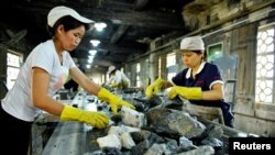 资料照:中国广西壮族自治区中山市一家钨矿厂的工人在工作。(2017年6月2日)