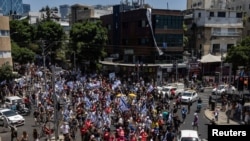 以色列示威者7月7日在特拉维夫举行抗议活动,纪念10月7日哈马斯恐袭九个月,要求停火及释放人质。