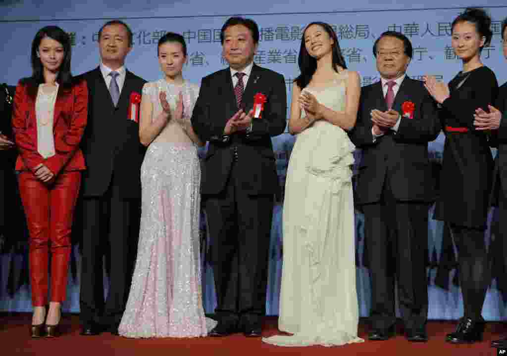 2011年10月23日,日本首相野田佳彦同台湾演员徐若萱(左起第一人)、中国大陆演员董洁和江一燕等人在东京的中国动画节开幕式上合影。2010年东京影展,因中国和台湾的称谓问题,中国代表团退出。大陆方面要求台湾人以“中国台湾代表团”的名义走上红毯,双方意见不合,导致十几位电影人无法出场。第二天徐若瑄在记者会上哭诉无法走红毯的委屈。