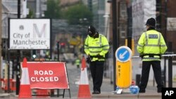 英国警察在曼彻斯特维多利亚火车站附近站岗(2017年5月24日)