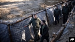 乌克兰总统泽连斯基视察乌克兰切尔尼戈夫地区的防御。(2024年4月5日)