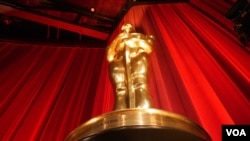 舞台上众星追求的奥斯卡金人(美国之音国符拍摄)