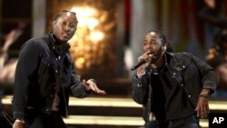 Kendrick Lamar, phải, biểu diễn "Mask Off" cùng Future tại lễ trao giải BET Awards tại Nhá hát Microsoft hôm 25/6 ở Los Angeles.