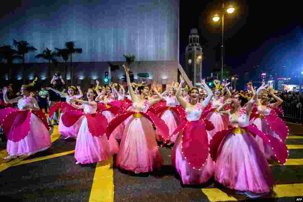 2018年2月16日,香港表演者参加街头游行,庆祝农历新年狗年来临。