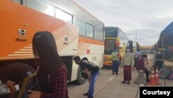 နေရပ်ပြန်များအတွက်မြန်မာဘက်က စီစဉ်ပေးထားတဲ့ ကားများ
