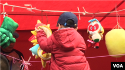 北京人逛庙会庆猴年