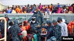 资料照片:罗兴亚人在登船前往孟加拉国吉大港的藤加查尔岛前接受孟加拉国海军人员的检查。(2020年12月29日)