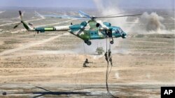 资料照:中俄军队在宁夏举行联合军演期间中国军人从直升机上进行登陆演习。(2021年8月13日)