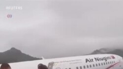 ရေထဲကို ထိုးဆင်းသွားတဲ့ လေယာဉ်ပေါ်က ခရီးသည်တွေကို အမေရိကန်ရေတပ်သင်္ဘောသားတွေ ကယ်ထုတ် ရေထဲကို ထိုးဆင်းသွားတဲ့ လေယာဉ်ပေါ်က ခရီးသည်တွေကို အမေရိကန်ရေတပ်သင်္ဘောသားတွေ ကယ်ထုတ်