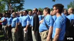 支持同性婚姻的人士在联邦最高法院前同唱国歌(美国之音亚微2015年拍摄