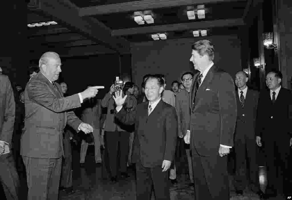 1984年4月27日在北京,美国总统罗纳德·里根、美国国务卿乔治·舒尔茨和中共总书记胡耀邦在举行会谈前。