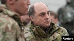 Міністр оборони Великої Британії Бен Воллес зустрічається з британськими військами на армійській базі Тапа, Естонія, 19 січня 2023. REUTERS/Ints Kalnins