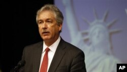 美国副国务卿伯恩斯在记者会上发表讲话(资料照)