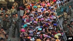 资料照片:信徒们正在印度喀拉拉邦的萨巴瑞马拉寺庙这个世界上最大的印度教朝圣地之一等待礼拜。(2018年11月5日)