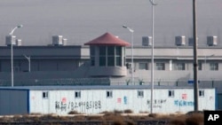 资料照:中国新疆阿图什市的一个拘留设施外的瞭望塔和铁丝网(2018年12月3日)