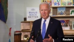 美国总统拜登在康涅狄格州哈特福德的儿童发展中心发表演讲,宣传他的“重建得更好议程”。(2021年10月15日)。